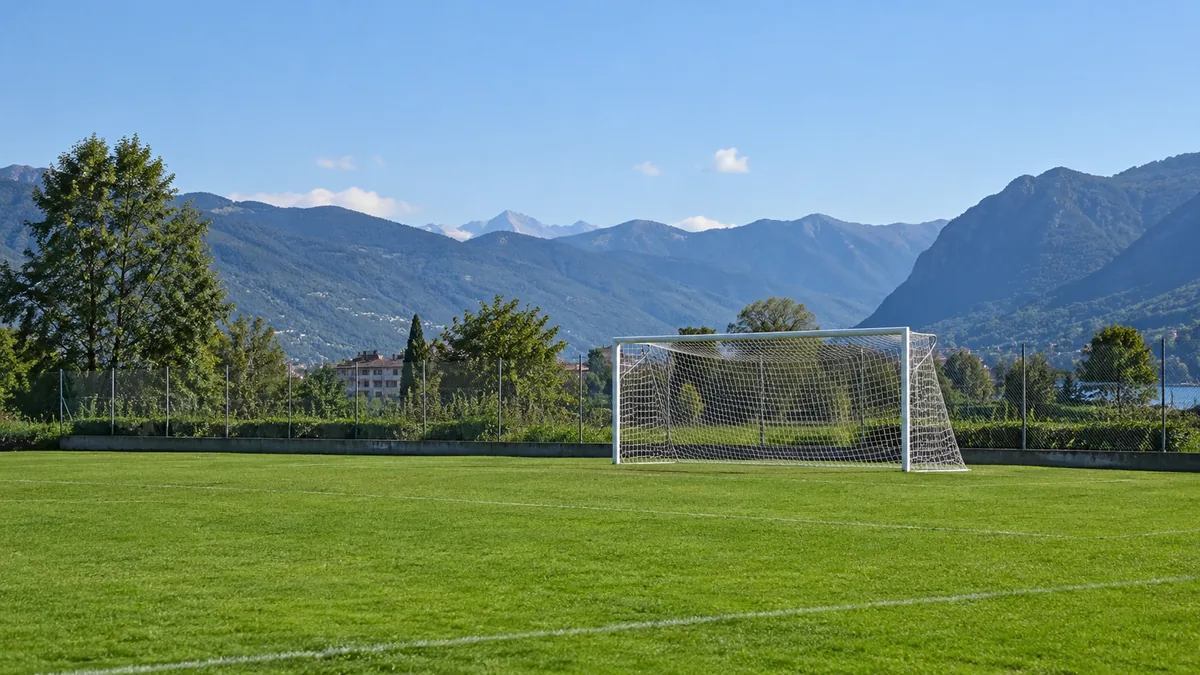 Gallarate: Azalee Calcio verlassen den Sportplatz in der Via Pradisera