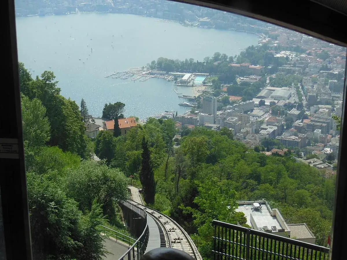 Panorama du quartier financier de Lugano avec graphique en baisse