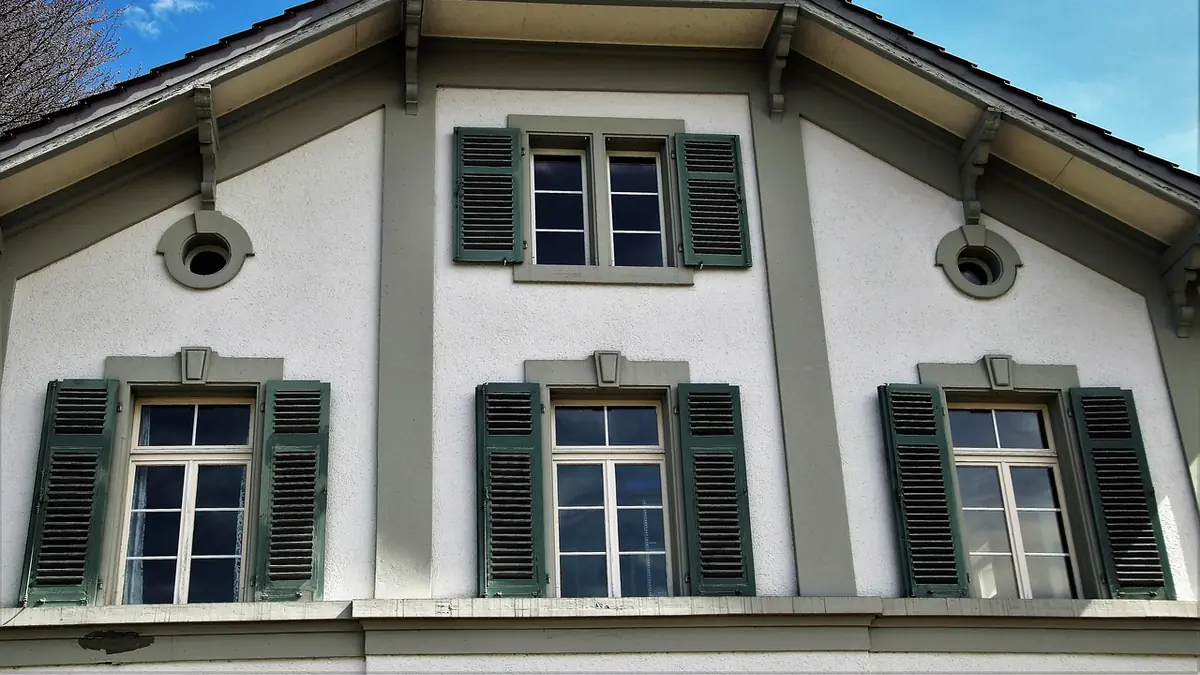Immeubles résidentiels modernes en Suisse avec les Alpes en arrière-plan