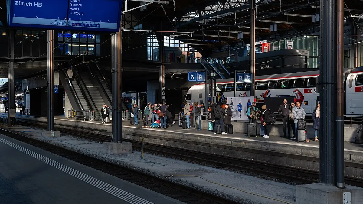 «Ubriachi fradici» accatastano oggetti sui binari e arriva il treno