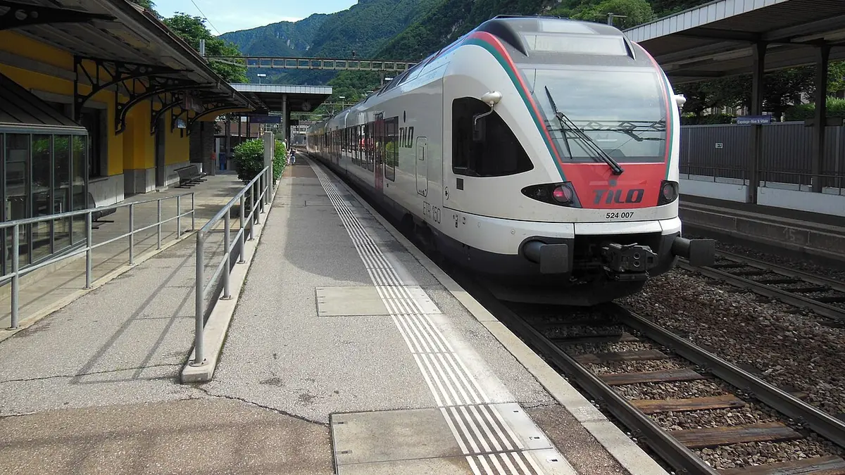 Tilo-Zug in einem Bahnhof im Kanton Tessin