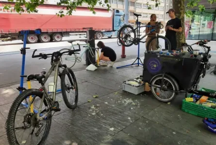 Atelier vélos à la station d'auto-réparation d'Uni Mail