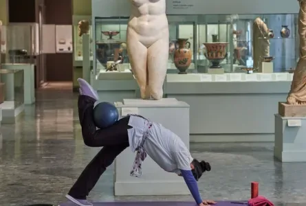 Pilates face aux œuvres