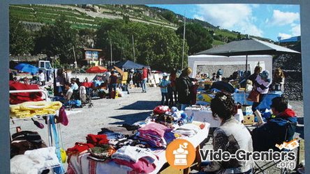Vente de garage - Coffre ouvert