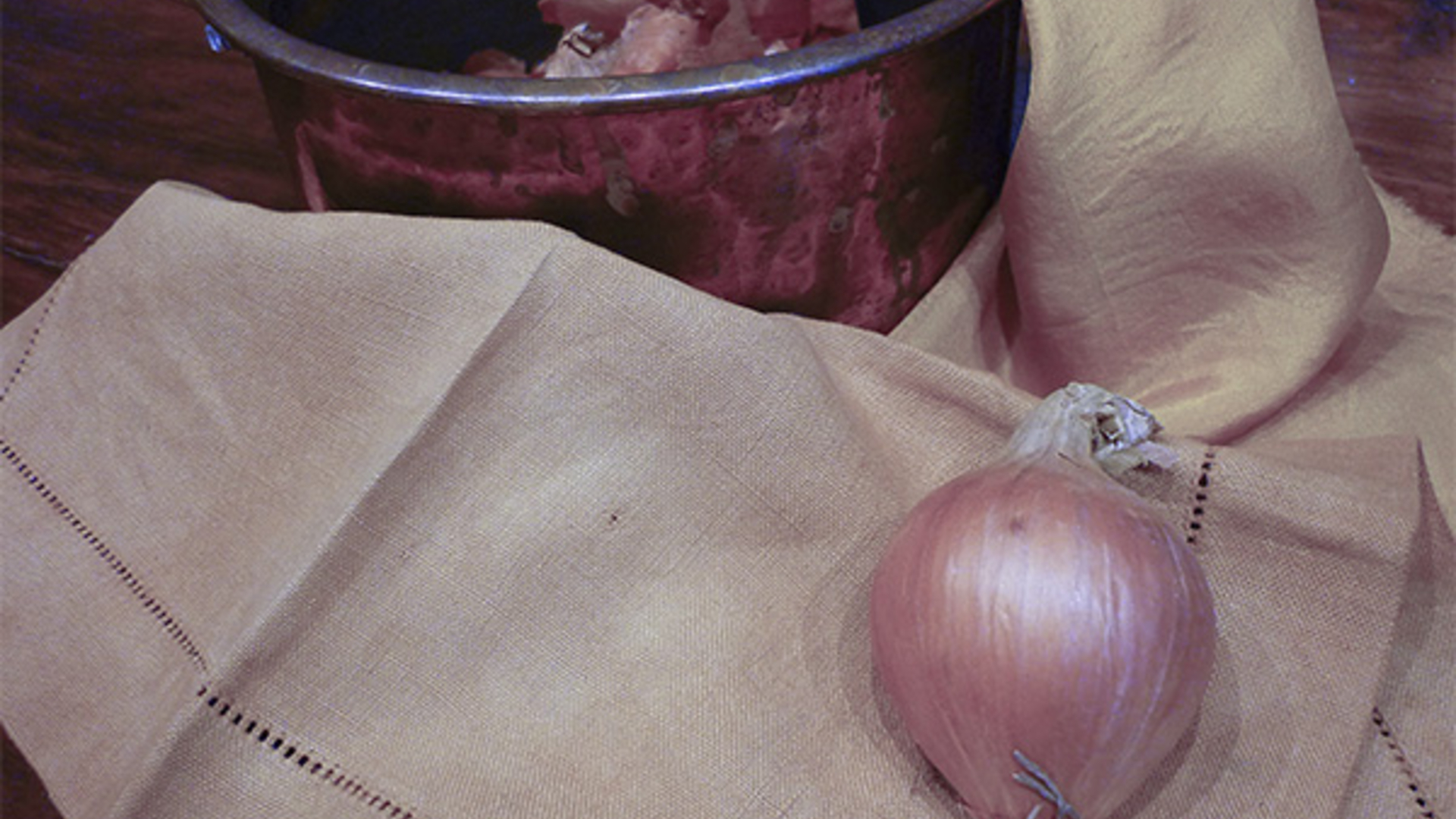 Des noix, du lierre et des oignons: recettes d'encres et de teintures