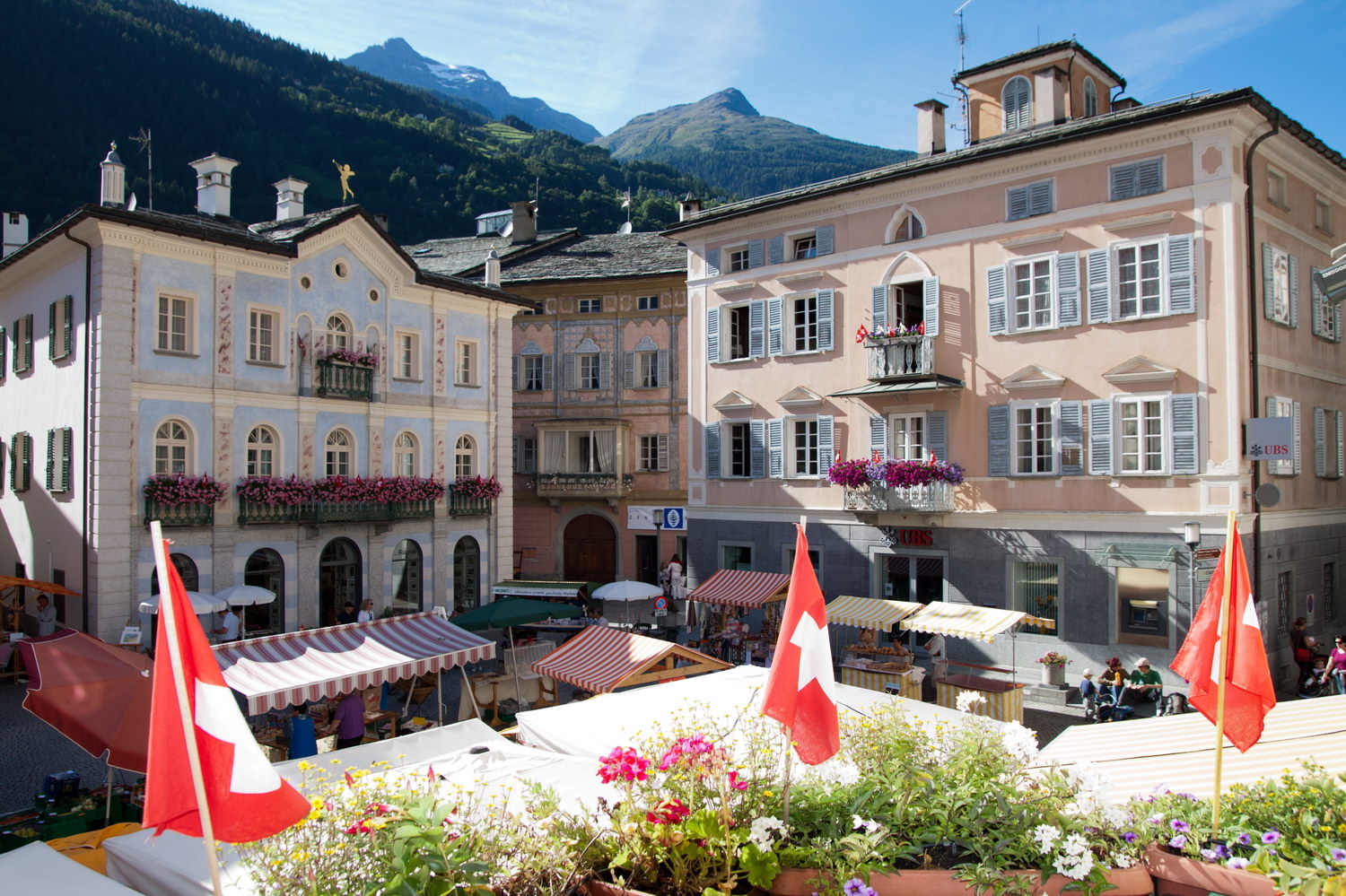 Un marché animé sur la Piazza