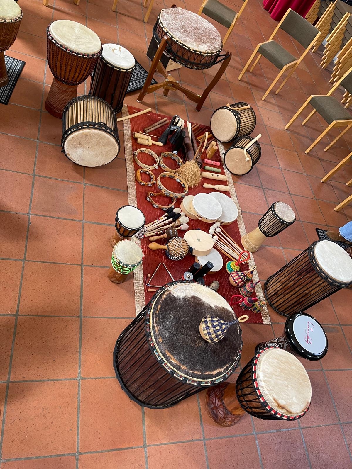 Gemeinsames Trommeln und Rhythmus machen