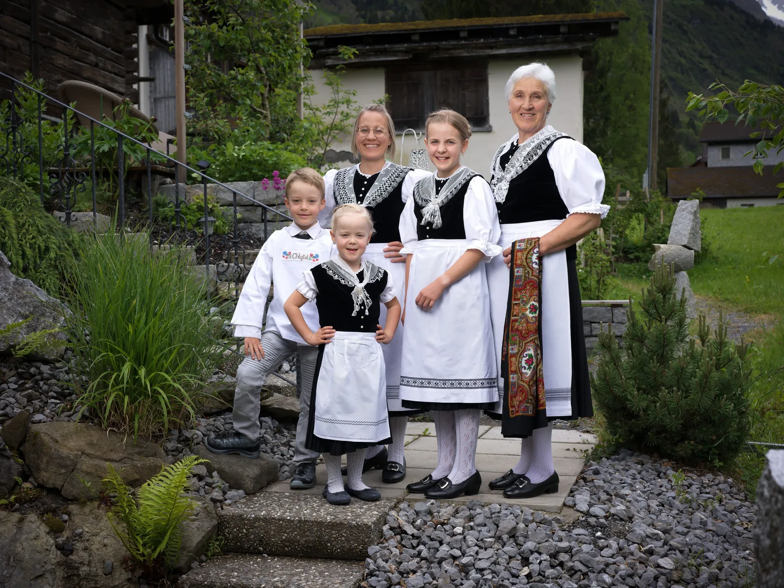 Trachtenausstellung im Dorfkern Elm
