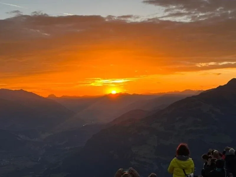 Sonnenaufgangsfahrt im Herbst mit Gipfelfrühstück auf dem Piz Mundaun