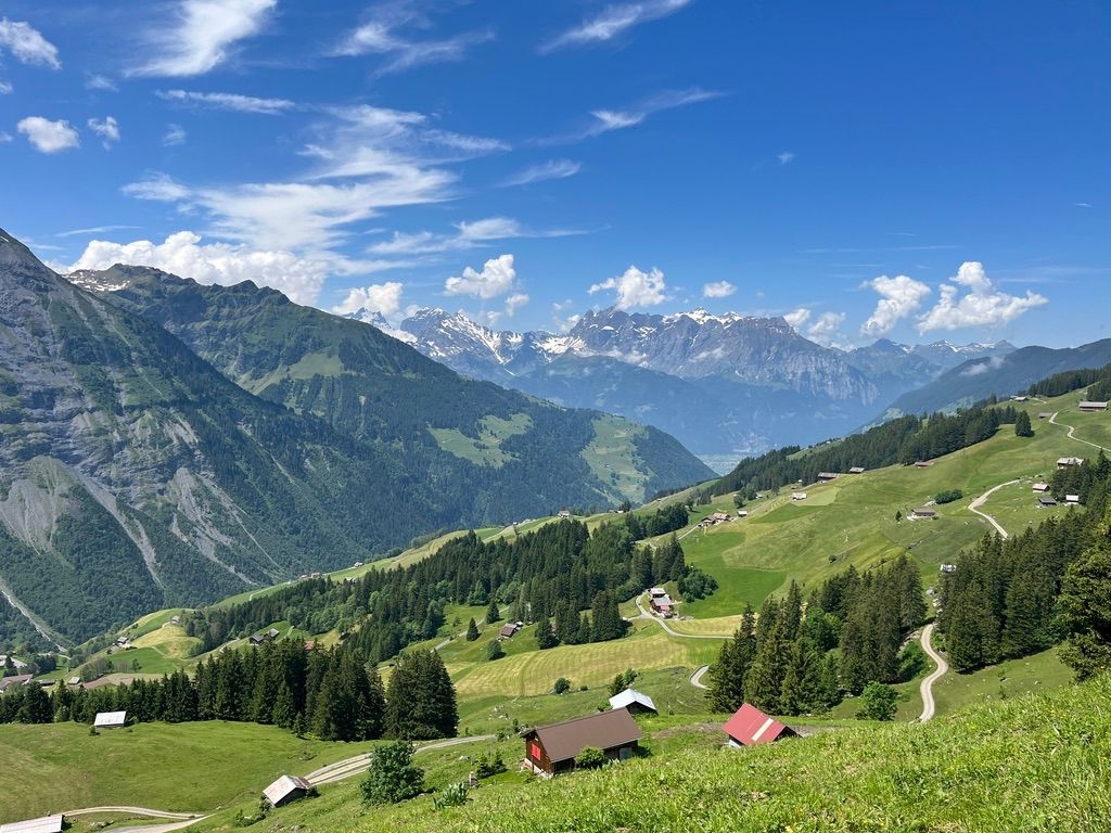 Wanderung auf dem Schächentaler Höhenweg - sonnige Pfade und alpine Aussichten