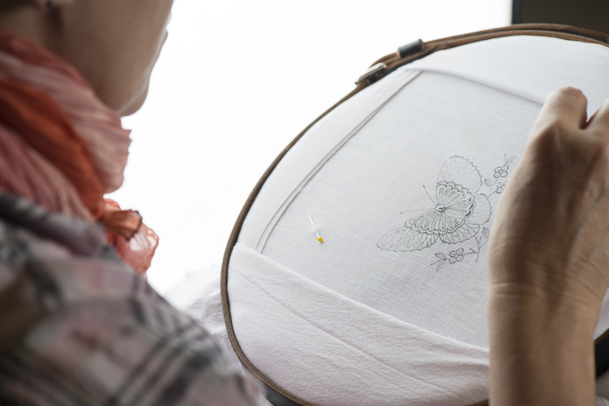 Handstickerin im Museum Appenzell