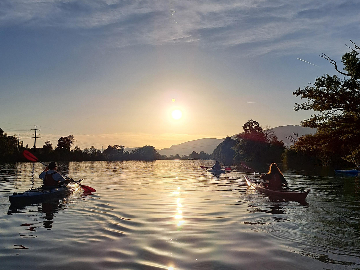 Pagayer au coucher du soleil sur l'Aar en kayak