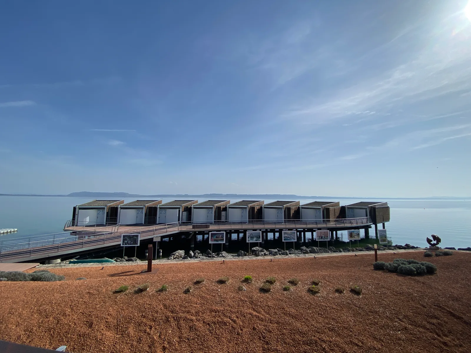 Reflets du lac, échos du monde