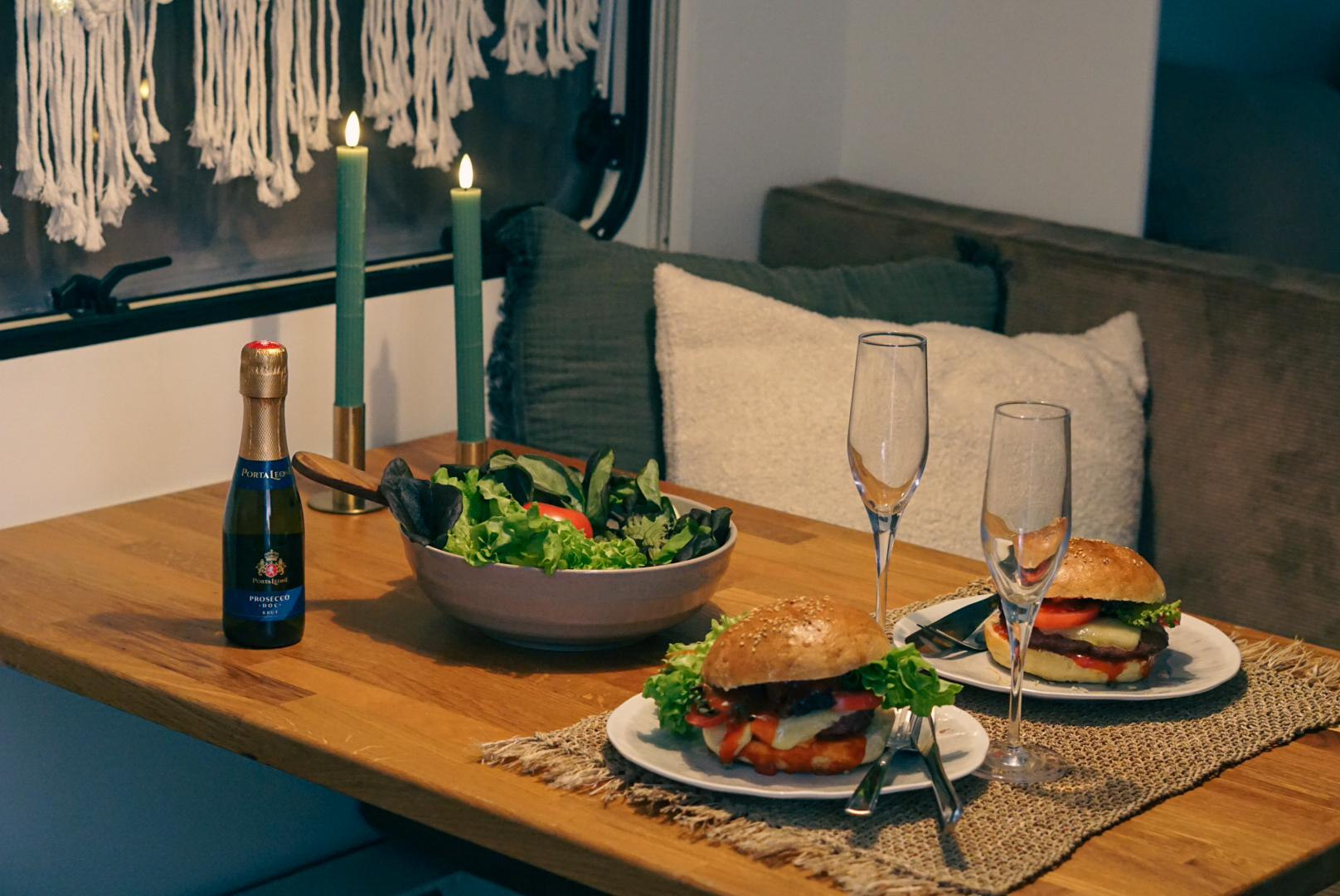 Dîner romantique de burgers dans une caravane