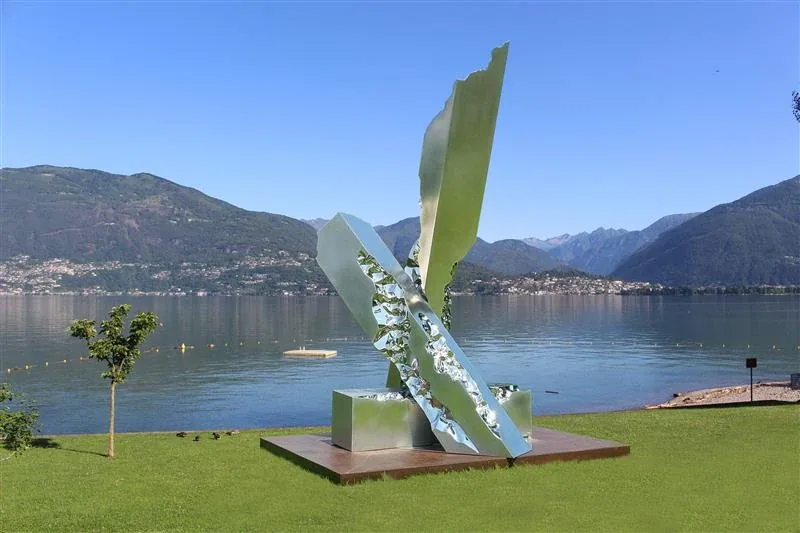 Sul lago luccica