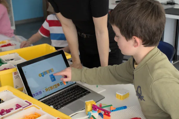 Cours hebdomadaires de robotique, jeux vidéo et 3D • De 5 à 14 ans