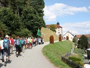 4e pèlerinage de la vallée d'Ursern d'Andermatt à l'abbaye de Disentis