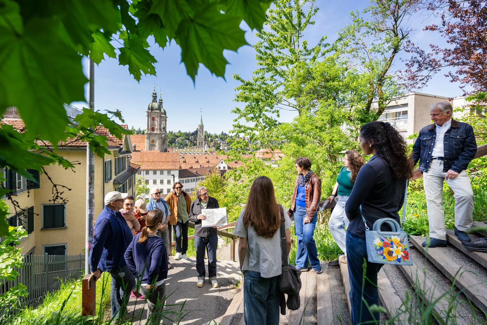 Marche après marche, la vue sur la ville s'ouvre peu à peu