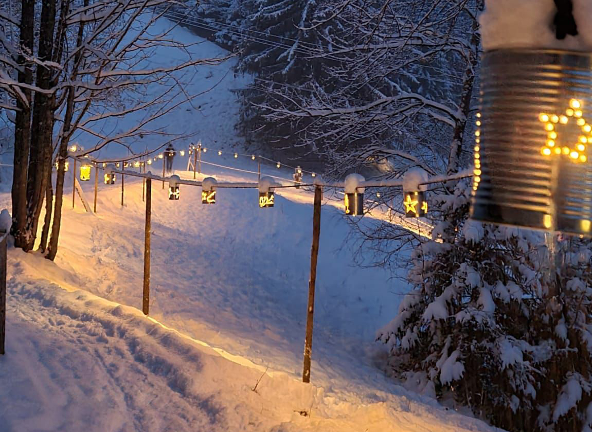 Sentier lumineux des boîtes de conserve sur la Grimmialp