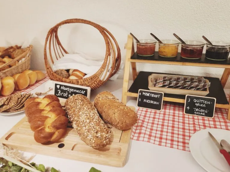 Frühstücksbuffet im Restaurant fein & sein Schwarzsee mit Option FIT, FEIN & SEIN-Wanderung/Spaziergang