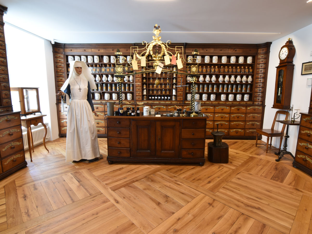 Schönheit von innen: Das Alte Spital und seine historische Apotheke