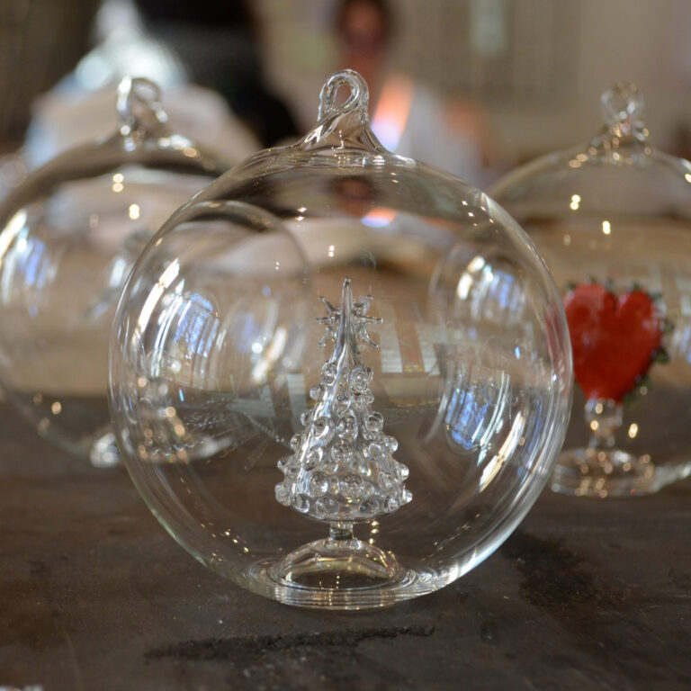 Vitroatelier – Décorations de Noël – soufflage et filage de verre au chalumeau